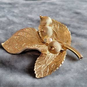 Capri Vintage Brooch Leaf & Berries